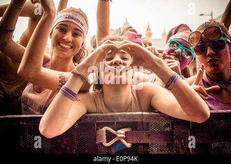 Barcellona, Spagna. 18 maggio 2014: i partecipanti del colore gestito da Desigual in posa per una foto al dopo la corsa parte in Barcellona Credito: matthi/Alamy Live News Foto Stock