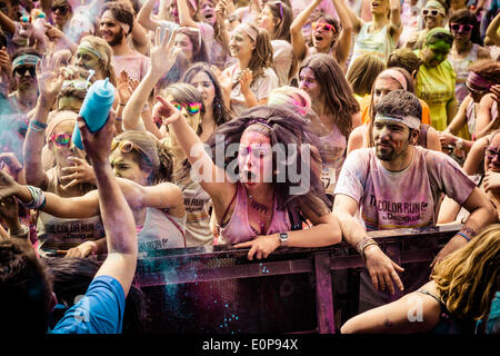Barcellona, Spagna. 18 maggio 2014: migliaia di guide di scorrimento goditi la musica e la danza dopo aver completato il 5km color gestito da Desigual in Barcellona Credito: matthi/Alamy Live News Foto Stock