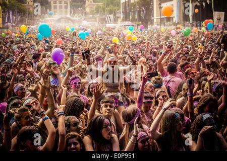 Barcellona, Spagna. 18 maggio 2014: migliaia di guide di scorrimento goditi la musica e la danza dopo aver completato il 5km color gestito da Desigual in Barcellona Credito: matthi/Alamy Live News Foto Stock