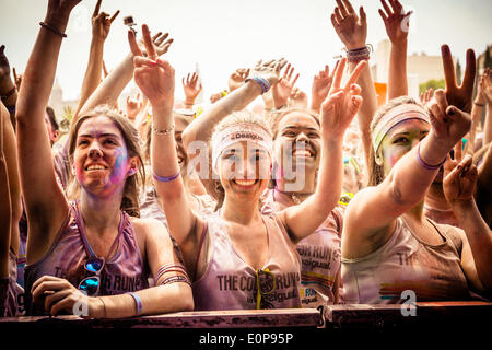 Barcellona, Spagna. 18 maggio 2014: migliaia di guide di scorrimento goditi la musica e la danza dopo aver completato il 5km color gestito da Desigual in Barcellona Credito: matthi/Alamy Live News Foto Stock