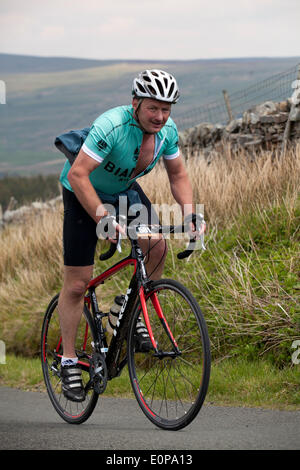 Ciclismo a Lunds Fell, Ais Gill nel Yorkshire Dales National Park, Regno Unito . 18th maggio 2014. L'Etape du Dales è un cyclosportive che si tiene ogni anno nel mese di maggio, nelle Yorkshire Dales nel Regno Unito. È classificato come uno degli sport più popolari e stimolanti nel Regno Unito ed è considerato una delle dieci migliori corse nel Regno Unito. Nel 2010, Malcolm Elliott ha stabilito un record di corso di 5h, 43m, e 24s. Foto Stock