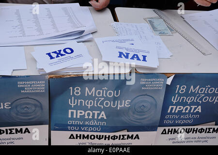 Salonicco, Grecia. 18 Maggio, 2014. Referendum per la privatizzazione dell'acqua problema a Salonicco Credito: Giannis Papanikos/NurPhoto/ZUMAPRESS.com/Alamy Live News Foto Stock