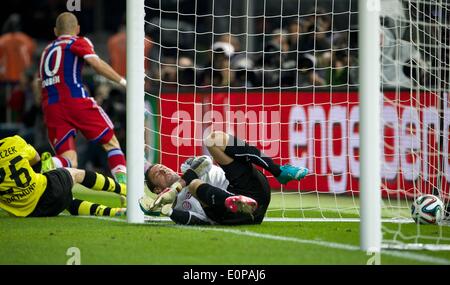 Berlino, Germania. Il 17 maggio 2014. DFB tedesca finale di coppa. Il Borussia Dortmund contro Bayern Monaco di Baviera. Il secondo obiettivo da Arjen ROBBEN va in passato keeper Roman WEIDENFELLER Credito: Azione Sport Plus/Alamy Live News Foto Stock