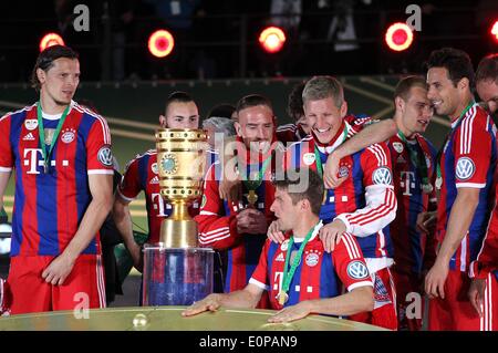 Berlino, Germania. Il 17 maggio 2014. DFB tedesca finale di coppa. Il Borussia Dortmund contro Bayern Monaco di Baviera. Thomas Muller (FC Bayern), con th triphy e Daniel van Buyten (FC Bayern), Franck Ribery (FC Bayern), Bastian SCHWEINSTEIGER (FC Bayern), Claudio Pizarro (FC Bayern), Credit: Azione Plus sport/Alamy Live News Foto Stock