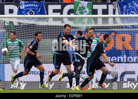 Fuerth, Germania. 18 Maggio, 2014. Amburgo Lasogga Pierre-Michel (2-R) celebra il suo obiettivo 1-0 con i compagni di squadra Milan Badelj (R), Hakan Calhanoglu (L) e Heiko Westermann durante la seconda gamba retrocessione match tra Hamburger SV e SpVgg Greuther Fuerth a Trolli Arena di Fuerth, Germania, 18 maggio 2014. Foto: DAVID EBENER/DPA (ATTENZIONE: grazie alle linee guida di accreditamento, il DFL consente solo la pubblicazione e utilizzazione di fino a 15 immagini per corrispondenza su internet e nei contenuti multimediali in linea durante la partita.)/dpa/Alamy Live News Foto Stock