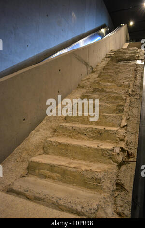 New York, NY, STATI UNITI D'AMERICA. 16 Maggio, 2014. Il sopravvissuto scale presso il recentemente aperto 9/11 Memorial a Ground Zero a New York City. Credito: Christopher Penler/Alamy Live News Foto Stock