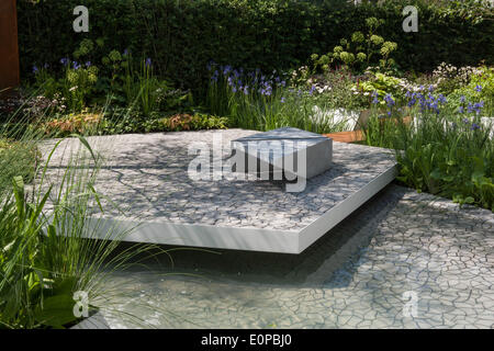 Londra, Regno Unito. 18 Maggio, 2014. RHS Chelsea flower show 2014 Royal Bank of Canada paesaggi acquatici Garden Designer Hugo Bugg Sponsor credito RBC: un giardino/Alamy Live News Foto Stock