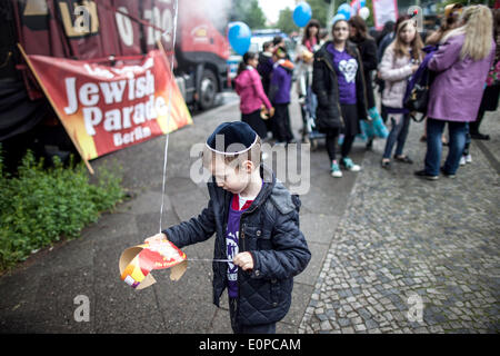 Berlino, Germania. 18 Maggio, 2014. I partecipanti in un corteo per la pace e la tolleranza in occasione della festa ebraica di lag BaOmer marzo attraverso Charlottenburg di Berlino, Germania, 18 maggio 2014. La parata e successiva barbecue è stato organizzato dal centro ebraico di Chabad di apprendimento. Foto: MAJA HITIJ/DPA/Alamy Live News Foto Stock