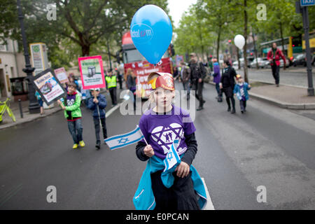 Berlino, Germania. 18 Maggio, 2014. I partecipanti in un corteo per la pace e la tolleranza in occasione della festa ebraica di lag BaOmer marzo attraverso Charlottenburg di Berlino, Germania, 18 maggio 2014. La parata e successiva barbecue è stato organizzato dal centro ebraico di Chabad di apprendimento. Foto: MAJA HITIJ/DPA/Alamy Live News Foto Stock