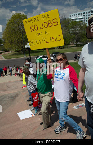 Denver, Colorado. Ambientalisti rally presso la Colorado State Capitol di opporsi alla prevista Keystone XL pipeline, che sarebbe il trasporto tar sands olio dal Canada agli Stati Uniti Costa del Golfo. Credito: Jim West/Alamy Live News Foto Stock