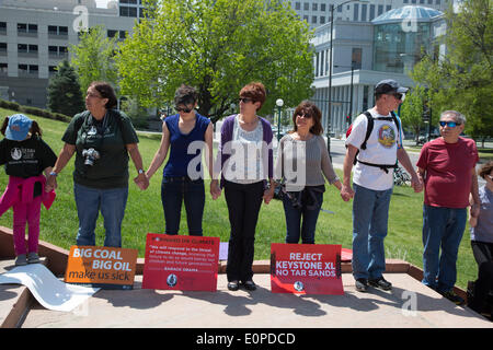 Denver, Colorado. Ambientalisti rally presso la Colorado State Capitol di opporsi alla prevista Keystone XL pipeline, che sarebbe il trasporto tar sands olio dal Canada agli Stati Uniti Costa del Golfo. Credito: Jim West/Alamy Live News Foto Stock