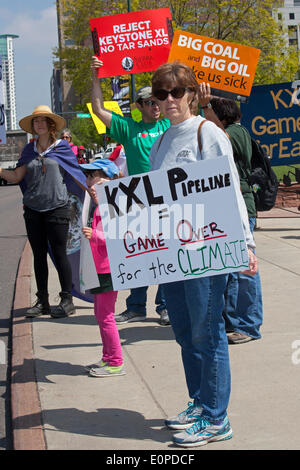 Denver, Colorado. Ambientalisti rally presso la Colorado State Capitol di opporsi alla prevista Keystone XL pipeline, che sarebbe il trasporto tar sands olio dal Canada agli Stati Uniti Costa del Golfo. Credito: Jim West/Alamy Live News Foto Stock