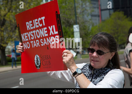 Denver, Colorado. Ambientalisti rally presso la Colorado State Capitol di opporsi alla prevista Keystone XL pipeline, che sarebbe il trasporto tar sands olio dal Canada agli Stati Uniti Costa del Golfo. Credito: Jim West/Alamy Live News Foto Stock