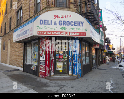 Bodega tipo drogheria sulla Chiesa Avenue nel quartiere Kensington di Brooklyn, New York. Foto Stock