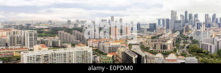 Condomini lungo il Fiume Singapore con Central Business District Skyline Panorama Foto Stock