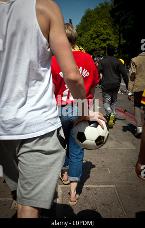 Appassionati presenti l'Arsenal FC FA Cup vincitori parade 2014 Foto Stock