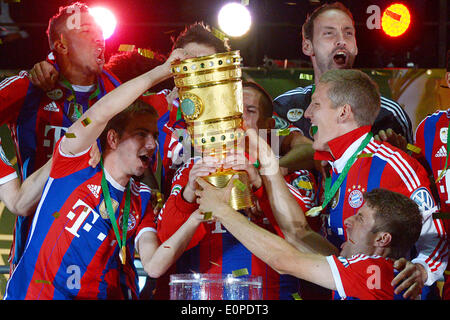 Berlino, Germania, il 17 maggio 2014. Il Bayern Monaco Philipp Lahm (L-R, anteriore), Franck Ribery, Bastian SCHWEINSTEIGER e Thomas Mueller allegria con il trofeo dopo il Bayern Monaco vince la DFB-Cup match finale tra Borussia Dortmund e FC Bayern Monaco di Baviera a Berlino, 17 maggio 2014. Il Bayern Monaco ha vinto 2-0. Foto: Maurizio Gambarini/dpa Credito: dpa picture alliance/Alamy Live News Foto Stock