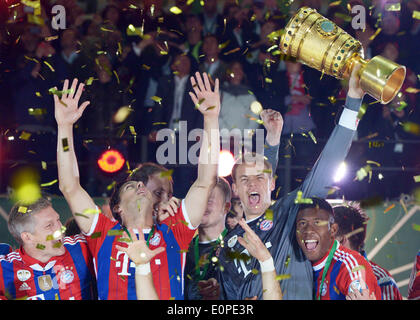 Berlino, Germania, il 17 maggio 2014. Il Bayern Monaco di Baviera Manuel Neuer (2R), Bastian SCHWEINSTEIGER (L-R), Claudio Pizarro e David Alaba allegria con il trofeo dopo il Bayern Monaco vince la DFB-Cup match finale tra Borussia Dortmund e FC Bayern Monaco di Baviera a Berlino, 17 maggio 2014. Il Bayern Monaco ha vinto 2-0. Foto: Maurizio Gambarini/dpa Credito: dpa picture alliance/Alamy Live News Foto Stock