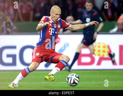 Berlino, Germania, il 17 maggio 2014. Del Bayern Monaco Arjen Robben controlla la sfera durante la DFB-Cup match finale tra Borussia Dortmund e FC Bayern Monaco di Baviera a Berlino, 17 maggio 2014. Il Bayern Monaco ha vinto 2-0. Foto: Maurizio Gambarini/dpa Credito: dpa picture alliance/Alamy Live News Foto Stock