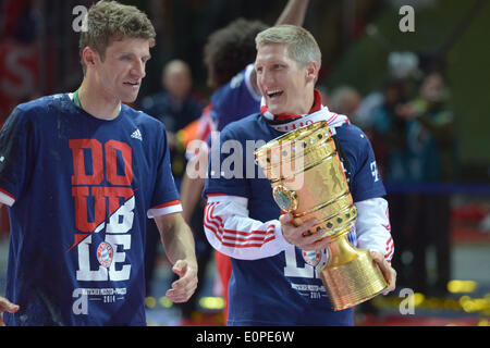 Berlino, Germania, il 17 maggio 2014. Il Bayern Monaco di Baviera Thomas Mueller (L) e Bastian SCHWEINSTEIGER allegria con il trofeo dopo il Bayern Monaco vince la DFB-Cup match finale tra Borussia Dortmund e FC Bayern Monaco di Baviera a Berlino, 17 maggio 2014. Il Bayern Monaco ha vinto 2-0. Credito: dpa picture alliance/Alamy Live News Foto Stock