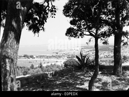 La vista della base navale do Alfeite ad Almada, in Portogallo, fornisce uno sguardo sulla storia navale del paese. Situata sul fiume Tago, la base funge da base navale chiave per le operazioni marittime del Portogallo. Foto Stock