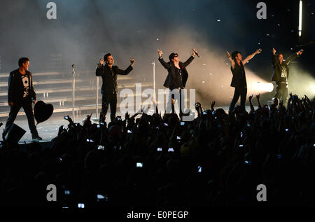 Francoforte, Germania. Il 17 maggio 2014. I membri della US-band i nuovi capretti sul blocco di legno di Danny (L-R), Jonathan Knight, cavaliere del Giordano, Donnie Wahlberg e Joey mcintyre eseguire sul palco durante il loro primo concerto il loro tour in Germania a Francoforte, Germania, 17 maggio 2014. Il ragazzo ex-band è stata molto popolare tra gli adolescenti nei primi anni novanta. Foto: Arne Dedert/dpa/Alamy Live News Foto Stock