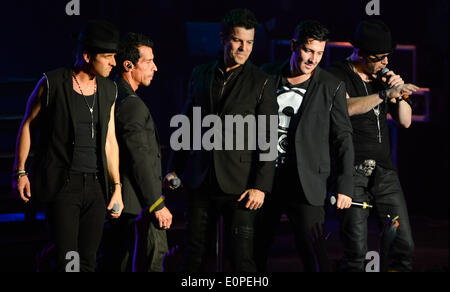 Francoforte, Germania. Il 17 maggio 2014. I membri della US-band i nuovi capretti sul blocco di Joey mcintyre (L-R), legno di Danny, cavaliere del Giordano, Jonathan Knight e Donnie Wahlberg eseguire sul palco durante il loro primo concerto il loro tour in Germania a Francoforte, Germania, 17 maggio 2014. Il ragazzo ex-band è stata molto popolare tra gli adolescenti nei primi anni novanta. Foto: Arne Dedert/dpa/Alamy Live News Foto Stock