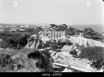 La vista della base navale do Alfeite, situata ad Almada, in Portogallo, offre una scena suggestiva che include sia la base navale che i paesaggi circostanti di Cacilhas e Lisbona. Mário Novais ha catturato questa vista panoramica. Foto Stock