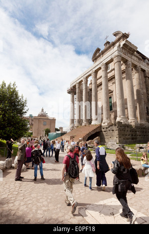 La gente camminare lungo la Via Sacra nel Foro Romano, Roma, passato il Tempio di Antonino e Faustina, antica Roma, Italia Foto Stock