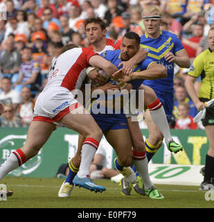 Manchester, Greater Manchester, UK. 18 Maggio, 2014. Warrington lupi center RYAN ATKINS corre a St Helens centro Josh Jones e ala TOMMY MAKINSON durante la St Helens -V- Warrington lupi corrispondono all'Etihad Stadium: Steve FlynnZUMA Premere Credito: Steve Flynn/ZUMA filo/ZUMAPRESS.com/Alamy Live News Foto Stock