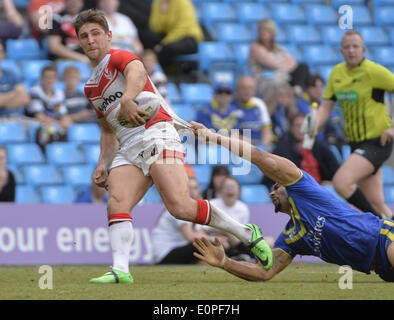 Manchester, Greater Manchester, UK. 18 Maggio, 2014. St Helens ala TOMMY MAKINSON rompe libera nonostante la dispairing affrontare da Warrington lupi center RYAN ATKINS durante la St Helens -V- Warrington lupi corrispondono all'Etihad Stadium: Steve FlynnZUMA Premere Credito: Steve Flynn/ZUMA filo/ZUMAPRESS.com/Alamy Live News Foto Stock