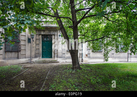 Bellissimo edificio esterno a ridosso di un albero nel giardino di Vienna in Austria. Foto Stock