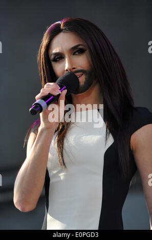 Vienna, Austria. 18 Maggio, 2014. Cantante austriaco Conchita Wurst esegue durante un concerto a Vienna, il 18 maggio 2014. Wurst ha vinto il Concorso Eurovisione della canzone a Copenaghen . Credito: Qian Yi/Xinhua/Alamy Live News Foto Stock