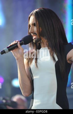 Vienna, Austria. 18 Maggio, 2014. Cantante austriaco Conchita Wurst esegue durante un concerto a Vienna, il 18 maggio 2014. Wurst ha vinto il Concorso Eurovisione della canzone a Copenaghen . Credito: Qian Yi/Xinhua/Alamy Live News Foto Stock