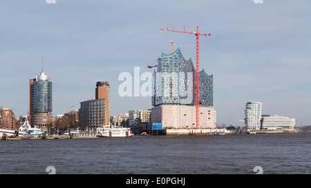 Costruzione del landmark Elbe Philharmonic edificio sorge ad Amburgo, in Germania il 20 marzo 2014. Foto Stock