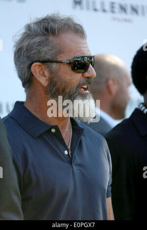 Attore Mel Gibson assiste il photocall di 'Expandables 3' a cavallo su un serbatoio nel corso della sessantasettesima Cannes Film Festival internazionale di fronte all'Hotel Carlton a Cannes, Francia, il 18 maggio 2014. Foto: Hubert Boesl - nessun filo SERVICE - Foto Stock