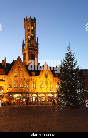 L'albero di Natale sul Burg, con il campanile dietro, nella vecchia Bruges/Brugge, in Fiandra occidentale, Belgio Foto Stock