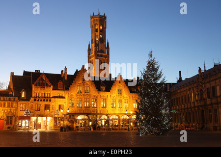 L'albero di Natale sul Burg, con il campanile dietro, nella vecchia Bruges/Brugge, in Fiandra occidentale, Belgio Foto Stock