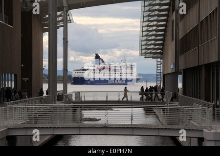 Il traghetto passa il Astrup Fearnley Art Gallery di Oslo Foto Stock