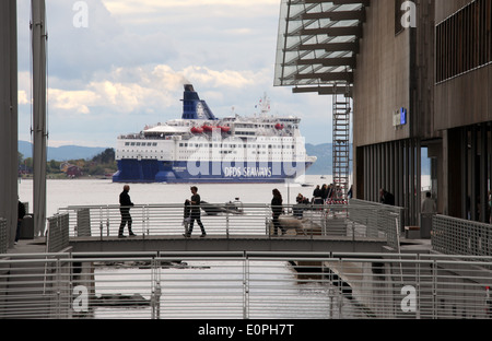 Il traghetto passa il Astrup Fearnley Art Gallery di Oslo Foto Stock