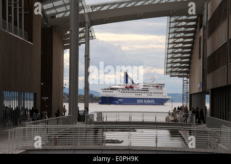 DFDS Seaways traghetto passando il Astrup Fearnley Art Museum di Oslo Foto Stock