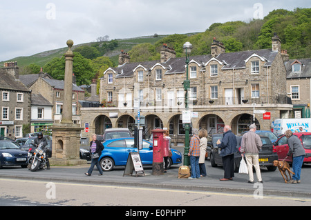 Gruppo di persone in attesa di autobus in piazza del mercato a sedimentare, North Yorkshire, Inghilterra, Regno Unito Foto Stock