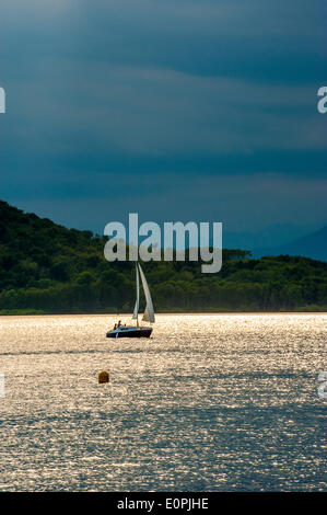 Italia Piemonte Viverone 18 maggio 2014 Domenica al lago. In barca a vela Foto Stock