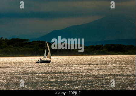 Italia Piemonte Viverone 18 maggio 2014 Domenica al lago. In barca a vela Foto Stock