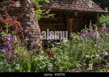 A Chelsea, Londra, Regno Unito. Il 18 maggio 2014. RHS Chelsea flower show 2014 il comporre un volo "Potter's Garden' Designer: Natura Sponsor riprogettato DialAFlight Credito: un giardino/Alamy Live News Foto Stock