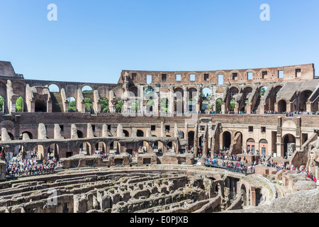 Roman sightseeing: Interno del Colosseo, Roma, spettacolari rovine dai giorni della Roma imperiale con la folla di turisti, arena e ipogeo Foto Stock