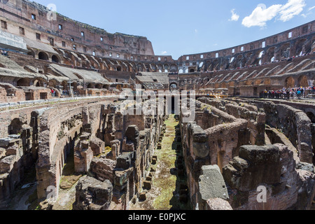 Roman sightseeing: vista dell'interno del Colosseo, Roma, arena e scantinati, una complessa struttura sotterranea denominata ipogeo Foto Stock