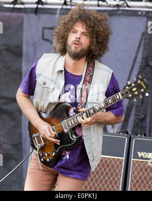 Columbus, Ohio, Stati Uniti d'America. 18 Maggio, 2014. Il chitarrista e cantante ANDREW STOCKDALE dei Wolfmother suona dal vivo al Rock sulla gamma music festival in Columbus, Ohio Credit: Daniel DeSlover/ZUMAPRESS.com/Alamy Live News Foto Stock