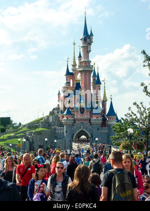 I turisti di fronte Sleeping Beauty il castello di Disneyland Paris, Francia Foto Stock