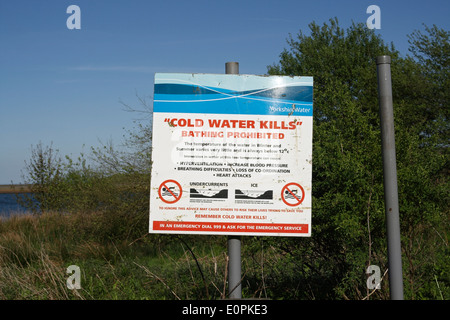 Acqua fredda uccide, segno al serbatoio Redmires Sheffield Foto Stock